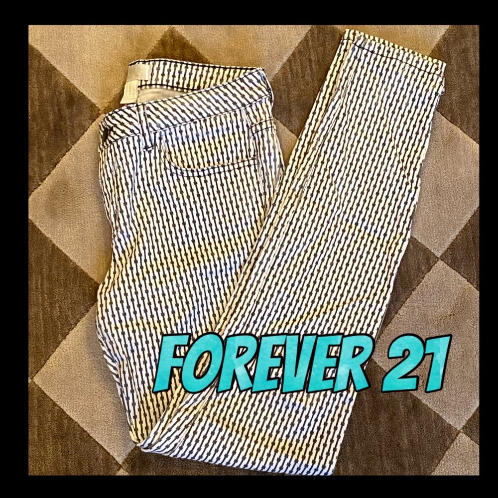 ❤️NWOT❤️Forever 21 black and white stretch jeans